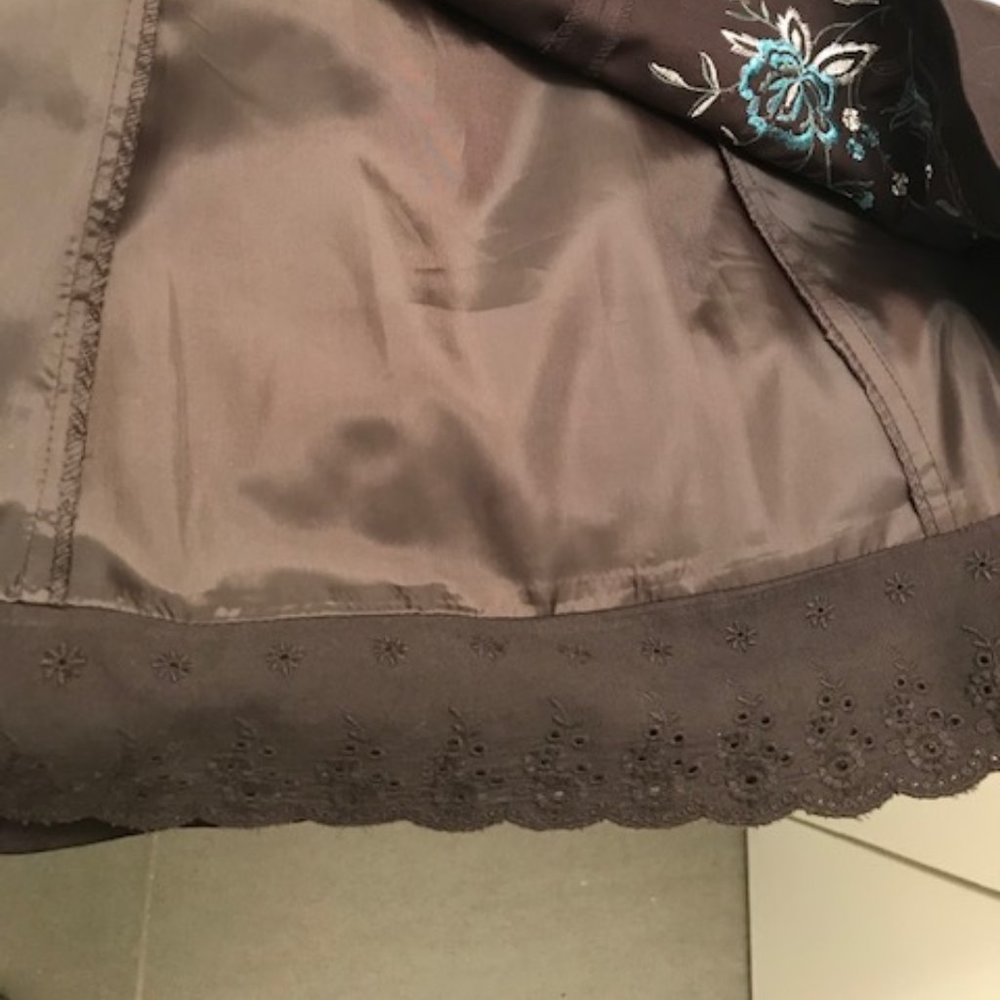 Embroidered Skirt with Peekaboo Lace Hem NWOT - Picture 8 of 11